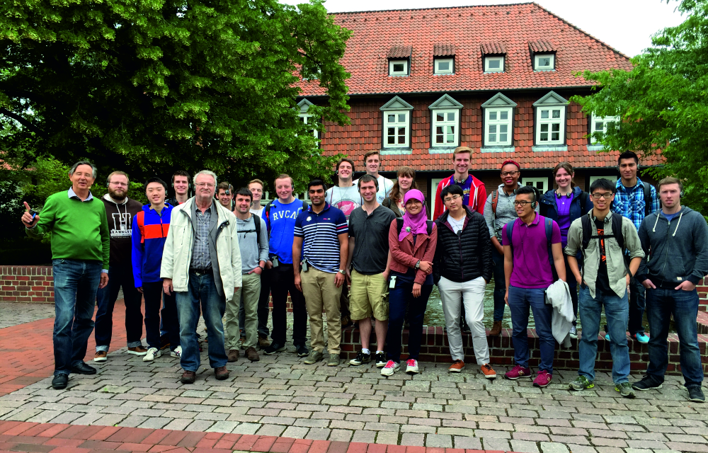 Die Austauschstudenten aus "Science & Engineering Research Projects" zu Besuch bei Sennheiser