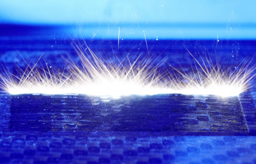 Erforschung der Laserbearbeitung von kohlenstofffaserverstärkten Kunststoffen (CFK)