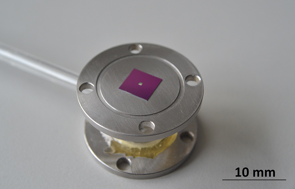 Prototyp eines vakuumdichten Gehäuses für eine Mikroelektronenquelle
