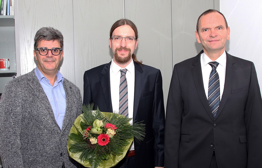 Heißen den neuen Professor willkommen: Dekan Reinhard Grell (links) und Jürgen Krahl (rechts) von der Hochschule Ostwestfalen-Lippe mit Dr.-Ing. André Springer