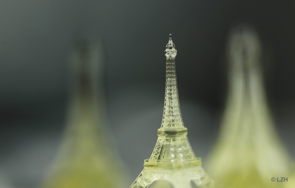 Miniatur-Eiffelturm aus Kunststoff durch Mikro-Stereolithographie