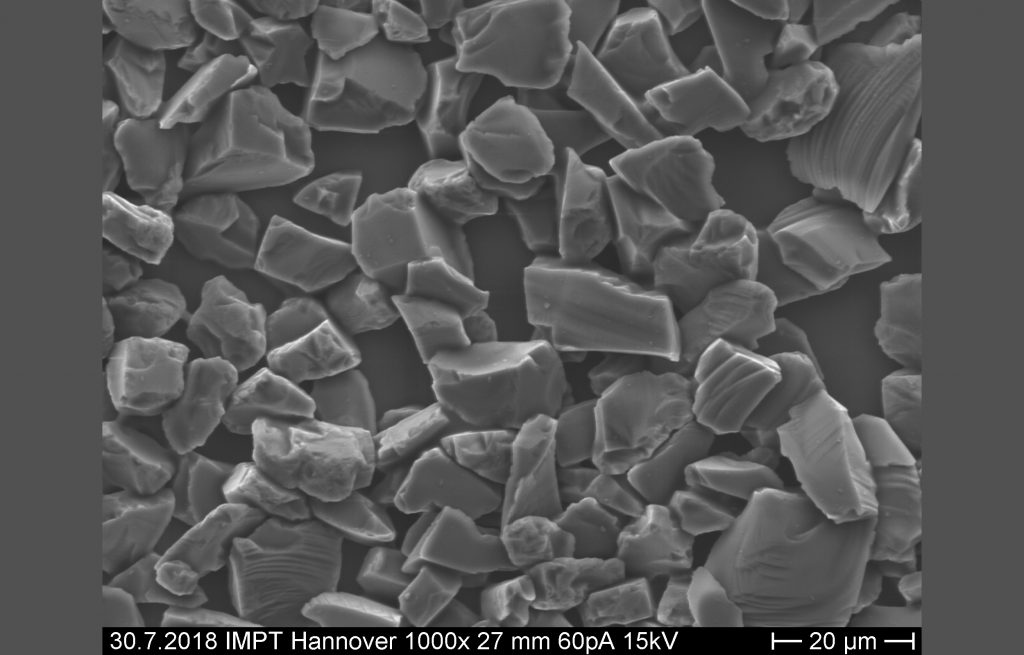 Hochauflösend: Die Wissenschaftler können die feinen und scharfkantigen Abrasivkörner während des Herstellprozesses des Schleifwerkzeuges gezielt einbringen