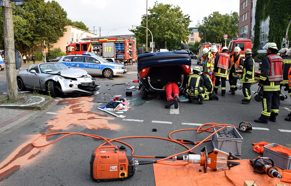 Rettungskräfte befreien eingeschlossene Personen aus einem Unfallfahrzeug