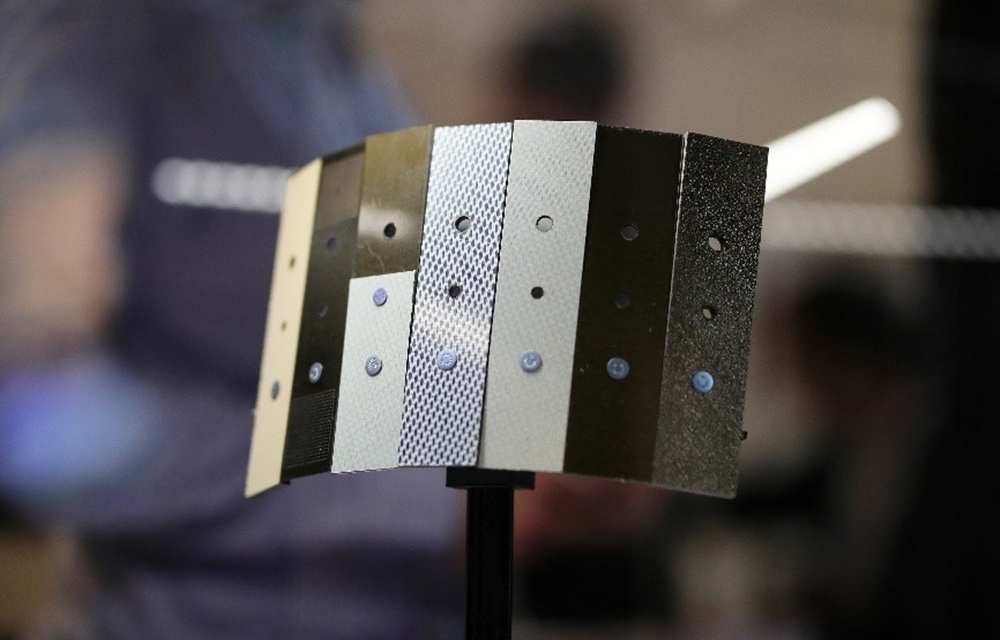 With the new laser process, precise holes can even be drilled in superimposed CFRP laminates. (Photo: CFK Valley e.V.)