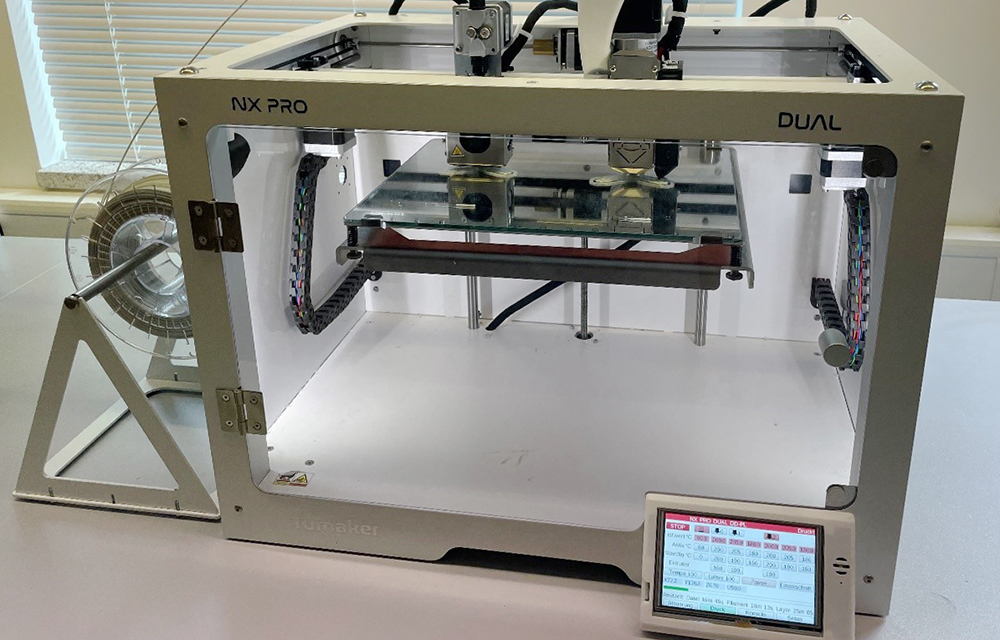 Can process both granules and filament and produce two identical components simultaneously in mirror printing: The new Tumaker NX Pro Dual 3D printer at IPH. (Photo: Hendrik Gerland)