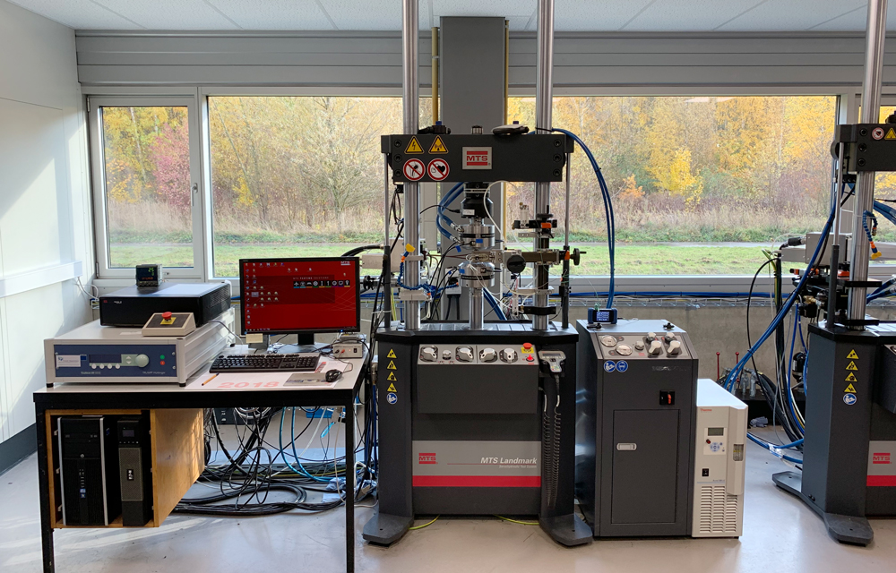 Bild 1: Servohydraulische Prüfmaschine am Institut für Werkstoffkunde. (Foto: IW)