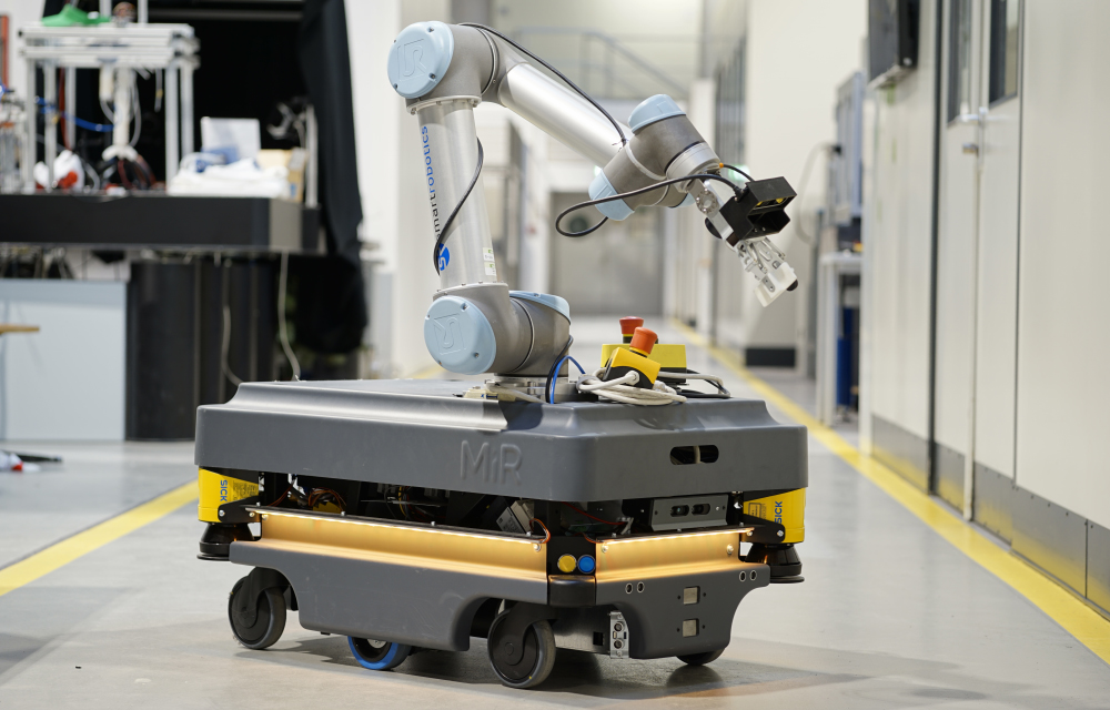 Figure 2: MiR200 robot platform with UR5 robot arm. (Photo: T. Recker)