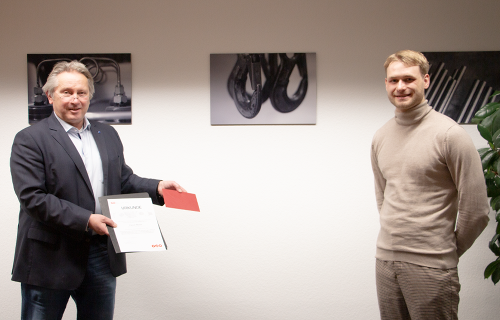 IPH-Zukunftspreis-Gewinner Patrick Wenzel mit Prof. Dr. Nyhuis (links). (Foto: IPH)