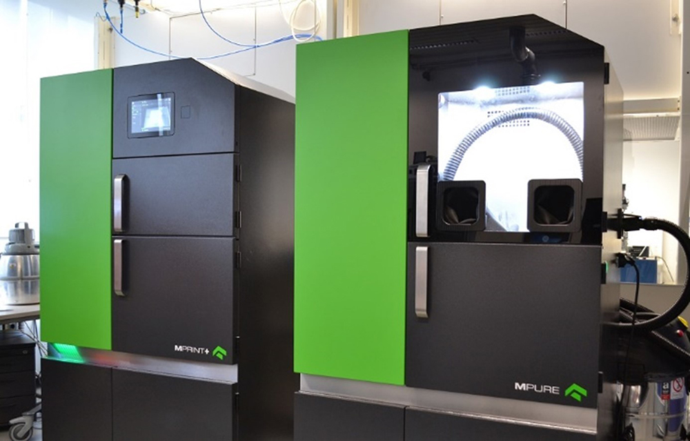 The MPRINT+ metal 3D printer (left) and the MPURE unpacking station at IMPT. (Photo: Steffen Hadeler)