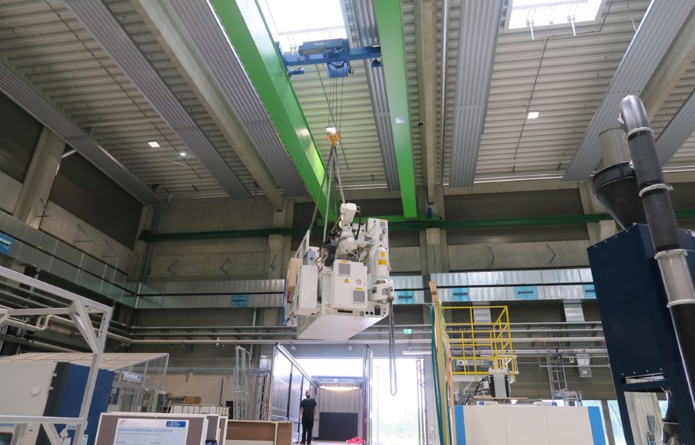Delivery and positioning of the DCIM via the bridge crane in the technical center of the IKK – Institute of Plastics and Circular Economy. (Photo: IKK)