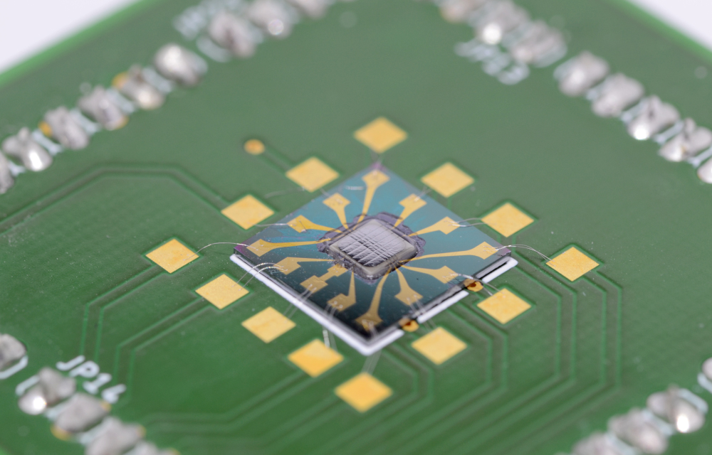At the center of this printed circuit board the tiny sensor chip is located made of piezoelectric ceramic and epoxy resin. (Photo: IMPT)