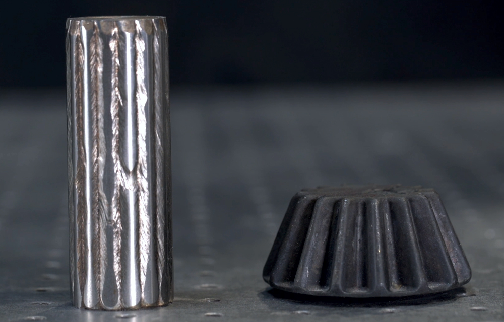 Metallischer Zylinder und umgeformtes Kegelrad