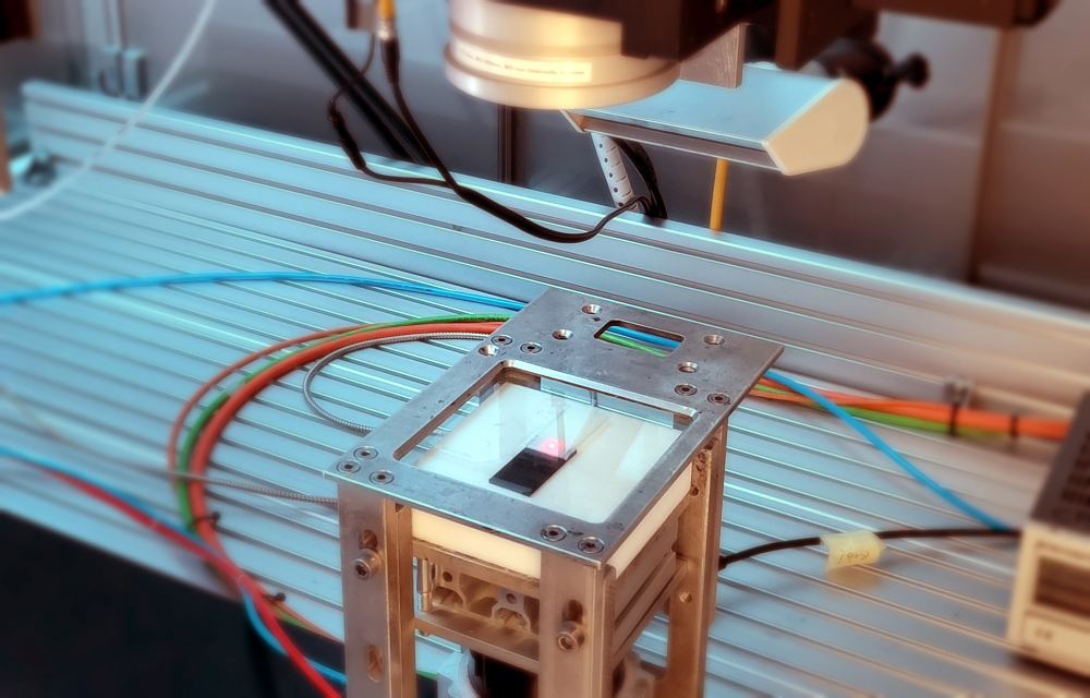 Additiv gefertigte Probe mit sichtbarem Pilotlaser beim Laserdurchstrahlschweißen