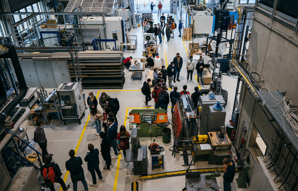 Besucherinnen und Studierende im Produktionstechnischen Zentrum Hannover (IPH)