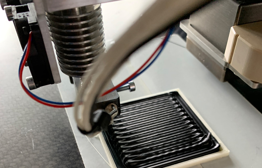 Bild 1:	 3D-Drucker für die additive Fertigung von Kautschukbauteilen (Foto: Sebastian Leineweber, ITA)