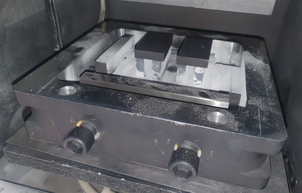The graphite and insulation elements are fixed inside the press chamber by means of a clamping cage as a sintering tool. (Photo: René Laeger, IFUM)